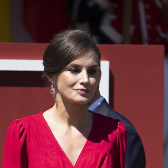 La reine Letizia d'Espagne portait une robe Cherubina lors du défilé militaire de la Journée des forces armées à Séville, le samedi 1er juin 2019.