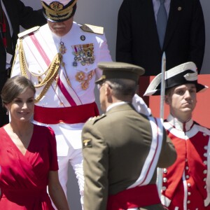 La reine Letizia d'Espagne portait une robe Cherubina lors du défilé militaire de la Journée des forces armées à Séville, le samedi 1er juin 2019.