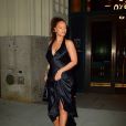 Vêtue d'une longue robe noire, la chanteuse Rihanna a été aperçue à la sortie d'une soirée à New York, le 11 juin 2019.