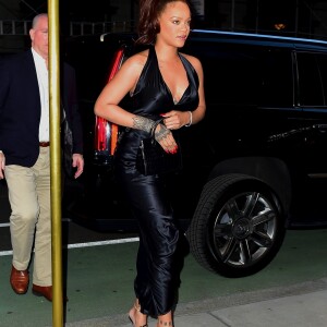 Rihanna porte une robe en satin noire à son arrivée à un évènement à New York, le 11 juin 2019.
