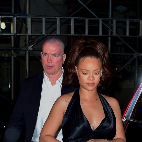 Rihanna porte une robe en satin noire à son arrivée à un évènement à New York, le 11 juin 2019