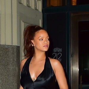Vêtue d'une longue robe noire, la chanteuse Rihanna a été aperçue à la sortie d'une soirée à New York, le 11 juin 2019.