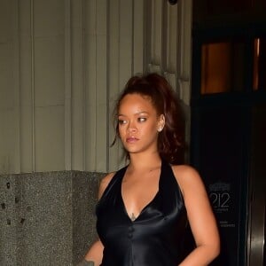 Vêtue d'une longue robe noire, la chanteuse Rihanna a été aperçue à la sortie d'une soirée à New York, le 11 juin 2019.