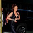 Rihanna porte une robe en satin noire à son arrivée à un évènement à New York, le 11 juin 2019