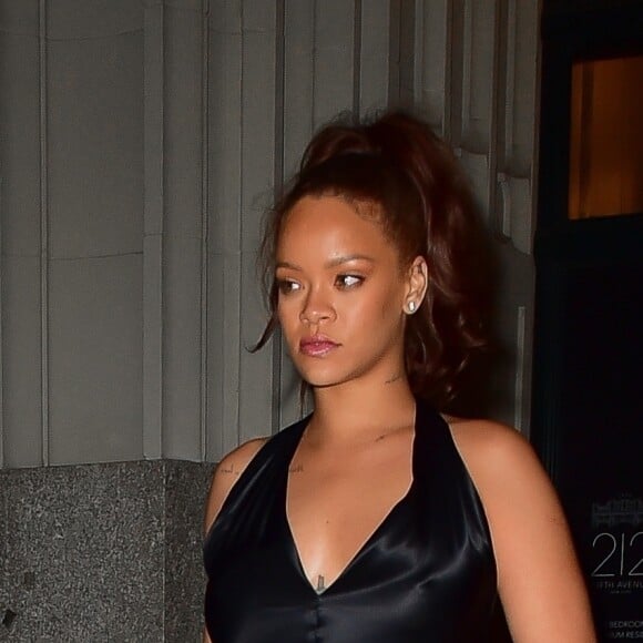 Vêtue d'une longue robe noire, la chanteuse Rihanna a été aperçue à la sortie d'une soirée à New York, le 11 juin 2019.