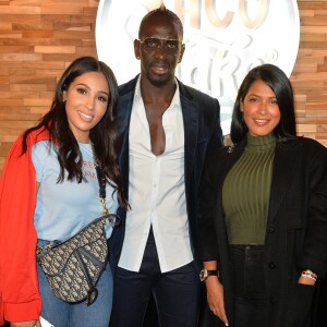 Exclusif - Mamadou Sakho, sa femme Majda et Ayem Nour lors de l'ouverture d'un TacoShake sur les Champs-Elysées à Paris, le 10 juin 2019. © Veeren/Bestimage