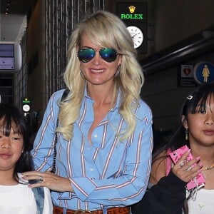 Semi-exclusif - Laeticia Hallyday et ses filles Jade et Joy arrivent à l'aéroport de LAX à Los Angeles pour prendre un vol pour la France le 14 juin 2019. Laeticia a enregistré ses baggages au comptoir d'Air France avant de retirer de l'argent à un distributeur automatique de billets pour donner un pourboire au porteur de ses valises. Laeticia Hallyday sera présente le samedi 15 juin à Toulouse pour l'inauguration de l'esplanade qui portera le nom de Johnny Hallyday, devant la salle de concert du Zénith. Elle passera par la suite une dizaine de jours en France avant de repartir pour Saint-Barthélemy.