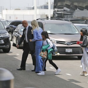 Semi-exclusif - Laeticia Hallyday et ses filles Jade et Joy arrivent à l'aéroport de LAX à Los Angeles pour prendre un vol pour la France le 14 juin 2019. Laeticia a enregistré ses baggages au comptoir d'Air France avant de retirer de l'argent à un distributeur automatique de billets pour donner un pourboire au porteur de ses valises. Laeticia Hallyday sera présente le samedi 15 juin à Toulouse pour l'inauguration de l'esplanade qui portera le nom de Johnny Hallyday, devant la salle de concert du Zénith. Elle passera par la suite une dizaine de jours en France avant de repartir pour Saint-Barthélemy.