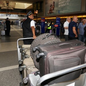 Semi-exclusif - Laeticia Hallyday et ses filles Jade et Joy arrivent à l'aéroport de LAX à Los Angeles pour prendre un vol pour la France le 14 juin 2019. Laeticia a enregistré ses baggages au comptoir d'Air France avant de retirer de l'argent à un distributeur automatique de billets pour donner un pourboire au porteur de ses valises. Laeticia Hallyday sera présente le samedi 15 juin à Toulouse pour l'inauguration de l'esplanade qui portera le nom de Johnny Hallyday, devant la salle de concert du Zénith. Elle passera par la suite une dizaine de jours en France avant de repartir pour Saint-Barthélemy.