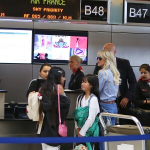 Semi-exclusif - Laeticia Hallyday et ses filles Jade et Joy arrivent à l'aéroport de LAX à Los Angeles pour prendre un vol pour la France le 14 juin 2019. Laeticia a enregistré ses baggages au comptoir d'Air France avant de retirer de l'argent à un distributeur automatique de billets pour donner un pourboire au porteur de ses valises. Laeticia Hallyday sera présente le samedi 15 juin à Toulouse pour l'inauguration de l'esplanade qui portera le nom de Johnny Hallyday, devant la salle de concert du Zénith. Elle passera par la suite une dizaine de jours en France avant de repartir pour Saint-Barthélemy.