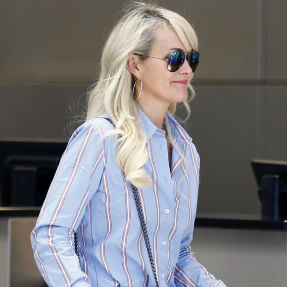 Semi-exclusif - Laeticia Hallyday et ses filles Jade et Joy arrivent à l'aéroport de LAX à Los Angeles pour prendre un vol pour la France le 14 juin 2019. Laeticia a enregistré ses baggages au comptoir d'Air France avant de retirer de l'argent à un distributeur automatique de billets pour donner un pourboire au porteur de ses valises. Laeticia Hallyday sera présente le samedi 15 juin à Toulouse pour l'inauguration de l'esplanade qui portera le nom de Johnny Hallyday, devant la salle de concert du Zénith. Elle passera par la suite une dizaine de jours en France avant de repartir pour Saint-Barthélemy.