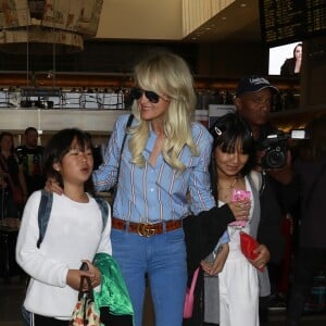 Semi-exclusif - Laeticia Hallyday et ses filles Jade et Joy arrivent à l'aéroport de LAX à Los Angeles pour prendre un vol pour la France le 14 juin 2019. Laeticia a enregistré ses baggages au comptoir d'Air France avant de retirer de l'argent à un distributeur automatique de billets pour donner un pourboire au porteur de ses valises. Laeticia Hallyday sera présente le samedi 15 juin à Toulouse pour l'inauguration de l'esplanade qui portera le nom de Johnny Hallyday, devant la salle de concert du Zénith. Elle passera par la suite une dizaine de jours en France avant de repartir pour Saint-Barthélemy.