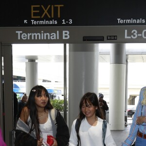 Semi-exclusif - Laeticia Hallyday et ses filles Jade et Joy arrivent à l'aéroport de LAX à Los Angeles pour prendre un vol pour la France le 14 juin 2019. Laeticia a enregistré ses baggages au comptoir d'Air France avant de retirer de l'argent à un distributeur automatique de billets pour donner un pourboire au porteur de ses valises. Laeticia Hallyday sera présente le samedi 15 juin à Toulouse pour l'inauguration de l'esplanade qui portera le nom de Johnny Hallyday, devant la salle de concert du Zénith. Elle passera par la suite une dizaine de jours en France avant de repartir pour Saint-Barthélemy.