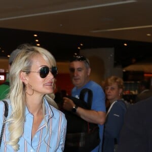 Semi-exclusif - Laeticia Hallyday et ses filles Jade et Joy arrivent à l'aéroport de LAX à Los Angeles pour prendre un vol pour la France le 14 juin 2019. Laeticia a enregistré ses baggages au comptoir d'Air France avant de retirer de l'argent à un distributeur automatique de billets pour donner un pourboire au porteur de ses valises. Laeticia Hallyday sera présente le samedi 15 juin à Toulouse pour l'inauguration de l'esplanade qui portera le nom de Johnny Hallyday, devant la salle de concert du Zénith. Elle passera par la suite une dizaine de jours en France avant de repartir pour Saint-Barthélemy.