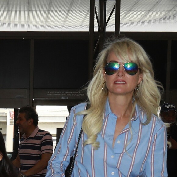 Semi-exclusif - Laeticia Hallyday et ses filles Jade et Joy arrivent à l'aéroport de LAX à Los Angeles pour prendre un vol pour la France le 14 juin 2019. Laeticia a enregistré ses baggages au comptoir d'Air France avant de retirer de l'argent à un distributeur automatique de billets pour donner un pourboire au porteur de ses valises. Laeticia Hallyday sera présente le samedi 15 juin à Toulouse pour l'inauguration de l'esplanade qui portera le nom de Johnny Hallyday, devant la salle de concert du Zénith. Elle passera par la suite une dizaine de jours en France avant de repartir pour Saint-Barthélemy.