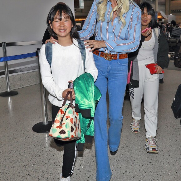 Semi-exclusif - Laeticia Hallyday et ses filles Jade et Joy arrivent à l'aéroport de LAX à Los Angeles pour prendre un vol pour la France le 14 juin 2019. Laeticia a enregistré ses baggages au comptoir d'Air France avant de retirer de l'argent à un distributeur automatique de billets pour donner un pourboire au porteur de ses valises. Laeticia Hallyday sera présente le samedi 15 juin à Toulouse pour l'inauguration de l'esplanade qui portera le nom de Johnny Hallyday, devant la salle de concert du Zénith. Elle passera par la suite une dizaine de jours en France avant de repartir pour Saint-Barthélemy.