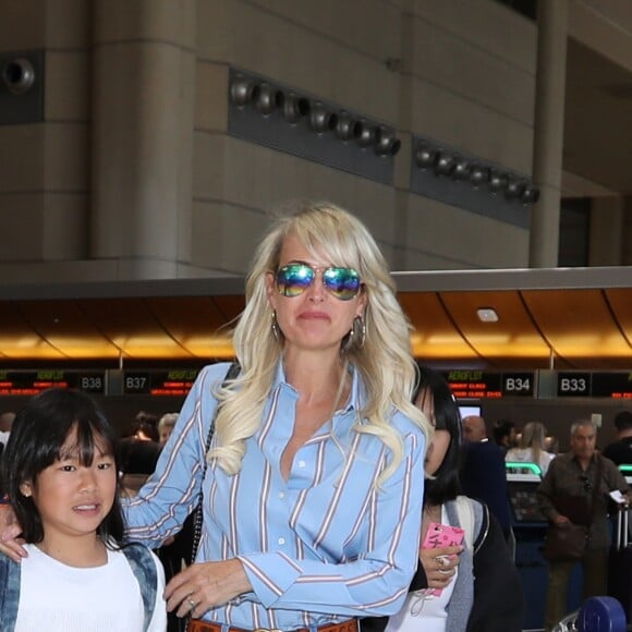 Semi-exclusif - Laeticia Hallyday et ses filles Jade et Joy arrivent à l'aéroport de LAX à Los Angeles pour prendre un vol pour la France le 14 juin 2019. Laeticia a enregistré ses baggages au comptoir d'Air France avant de retirer de l'argent à un distributeur automatique de billets pour donner un pourboire au porteur de ses valises. Laeticia Hallyday sera présente le samedi 15 juin à Toulouse pour l'inauguration de l'esplanade qui portera le nom de Johnny Hallyday, devant la salle de concert du Zénith. Elle passera par la suite une dizaine de jours en France avant de repartir pour Saint-Barthélemy.