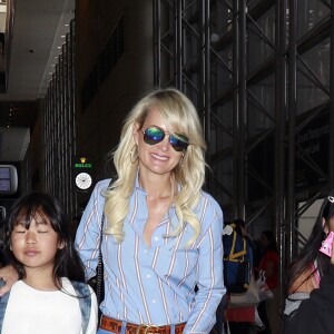Semi-exclusif - Laeticia Hallyday et ses filles Jade et Joy arrivent à l'aéroport de LAX à Los Angeles pour prendre un vol pour la France le 14 juin 2019. Laeticia a enregistré ses baggages au comptoir d'Air France avant de retirer de l'argent à un distributeur automatique de billets pour donner un pourboire au porteur de ses valises. Laeticia Hallyday sera présente le samedi 15 juin à Toulouse pour l'inauguration de l'esplanade qui portera le nom de Johnny Hallyday, devant la salle de concert du Zénith. Elle passera par la suite une dizaine de jours en France avant de repartir pour Saint-Barthélemy.