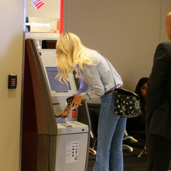 Semi-exclusif - Laeticia Hallyday et ses filles Jade et Joy arrivent à l'aéroport de LAX à Los Angeles pour prendre un vol pour la France le 14 juin 2019. Laeticia a enregistré ses baggages au comptoir d'Air France avant de retirer de l'argent à un distributeur automatique de billets pour donner un pourboire au porteur de ses valises. Laeticia Hallyday sera présente le samedi 15 juin à Toulouse pour l'inauguration de l'esplanade qui portera le nom de Johnny Hallyday, devant la salle de concert du Zénith. Elle passera par la suite une dizaine de jours en France avant de repartir pour Saint-Barthélemy.