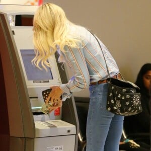 Semi-exclusif - Laeticia Hallyday et ses filles Jade et Joy arrivent à l'aéroport de LAX à Los Angeles pour prendre un vol pour la France le 14 juin 2019. Laeticia a enregistré ses baggages au comptoir d'Air France avant de retirer de l'argent à un distributeur automatique de billets pour donner un pourboire au porteur de ses valises. Laeticia Hallyday sera présente le samedi 15 juin à Toulouse pour l'inauguration de l'esplanade qui portera le nom de Johnny Hallyday, devant la salle de concert du Zénith. Elle passera par la suite une dizaine de jours en France avant de repartir pour Saint-Barthélemy.