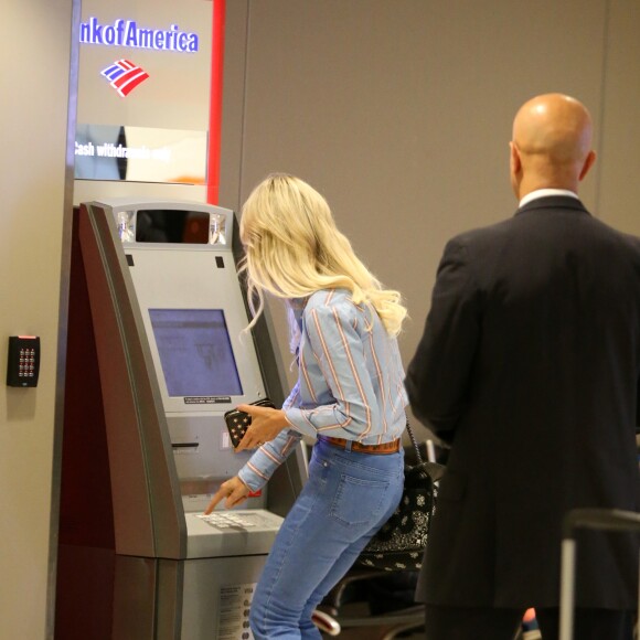Semi-exclusif - Laeticia Hallyday et ses filles Jade et Joy arrivent à l'aéroport de LAX à Los Angeles pour prendre un vol pour la France le 14 juin 2019. Laeticia a enregistré ses baggages au comptoir d'Air France avant de retirer de l'argent à un distributeur automatique de billets pour donner un pourboire au porteur de ses valises. Laeticia Hallyday sera présente le samedi 15 juin à Toulouse pour l'inauguration de l'esplanade qui portera le nom de Johnny Hallyday, devant la salle de concert du Zénith. Elle passera par la suite une dizaine de jours en France avant de repartir pour Saint-Barthélemy.