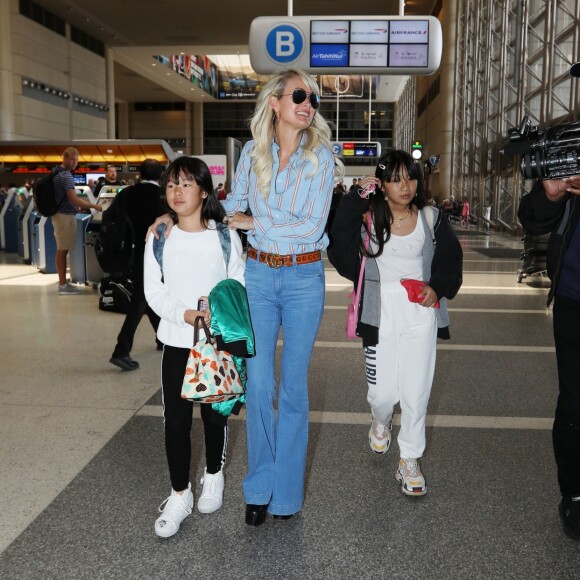 Semi-exclusif - Laeticia Hallyday et ses filles Jade et Joy arrivent à l'aéroport de LAX à Los Angeles pour prendre un vol pour la France le 14 juin 2019. Laeticia a enregistré ses baggages au comptoir d'Air France avant de retirer de l'argent à un distributeur automatique de billets pour donner un pourboire au porteur de ses valises. Laeticia Hallyday sera présente le samedi 15 juin à Toulouse pour l'inauguration de l'esplanade qui portera le nom de Johnny Hallyday, devant la salle de concert du Zénith. Elle passera par la suite une dizaine de jours en France avant de repartir pour Saint-Barthélemy.