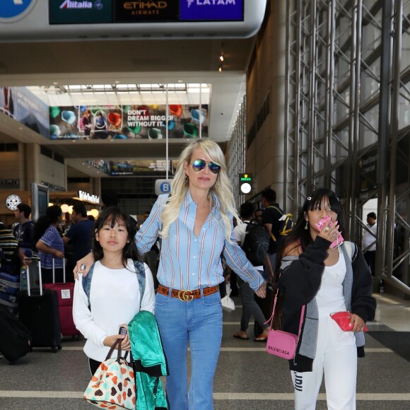 Semi-exclusif - Laeticia Hallyday et ses filles Jade et Joy arrivent à l'aéroport de LAX à Los Angeles pour prendre un vol pour la France le 14 juin 2019. Laeticia a enregistré ses baggages au comptoir d'Air France avant de retirer de l'argent à un distributeur automatique de billets pour donner un pourboire au porteur de ses valises. Laeticia Hallyday sera présente le samedi 15 juin à Toulouse pour l'inauguration de l'esplanade qui portera le nom de Johnny Hallyday, devant la salle de concert du Zénith. Elle passera par la suite une dizaine de jours en France avant de repartir pour Saint-Barthélemy.