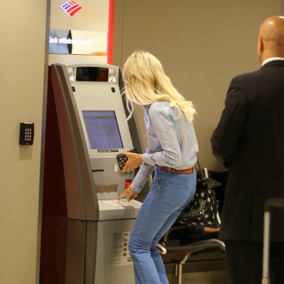 Semi-exclusif - Laeticia Hallyday et ses filles Jade et Joy arrivent à l'aéroport de LAX à Los Angeles pour prendre un vol pour la France le 14 juin 2019. Laeticia a enregistré ses baggages au comptoir d'Air France avant de retirer de l'argent à un distributeur automatique de billets pour donner un pourboire au porteur de ses valises. Laeticia Hallyday sera présente le samedi 15 juin à Toulouse pour l'inauguration de l'esplanade qui portera le nom de Johnny Hallyday, devant la salle de concert du Zénith. Elle passera par la suite une dizaine de jours en France avant de repartir pour Saint-Barthélemy.