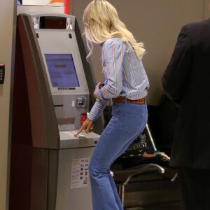 Semi-exclusif - Laeticia Hallyday et ses filles Jade et Joy arrivent à l'aéroport de LAX à Los Angeles pour prendre un vol pour la France le 14 juin 2019. Laeticia a enregistré ses baggages au comptoir d'Air France avant de retirer de l'argent à un distributeur automatique de billets pour donner un pourboire au porteur de ses valises. Laeticia Hallyday sera présente le samedi 15 juin à Toulouse pour l'inauguration de l'esplanade qui portera le nom de Johnny Hallyday, devant la salle de concert du Zénith. Elle passera par la suite une dizaine de jours en France avant de repartir pour Saint-Barthélemy.