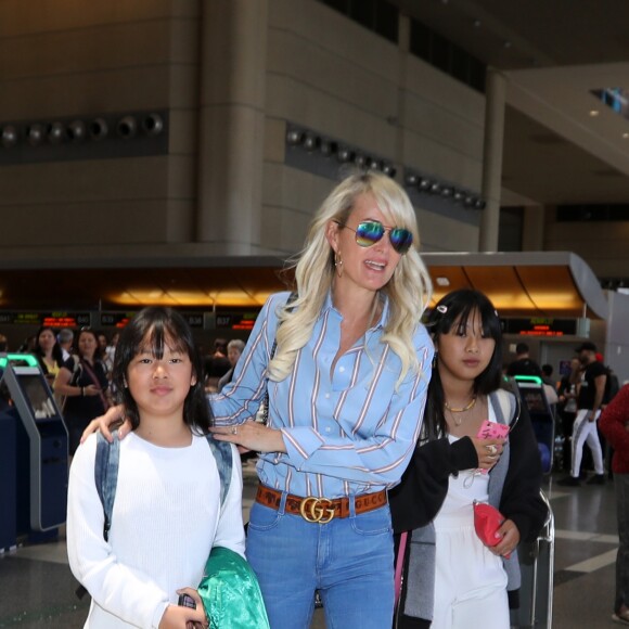 Semi-exclusif - Laeticia Hallyday et ses filles Jade et Joy arrivent à l'aéroport de LAX à Los Angeles pour prendre un vol pour la France le 14 juin 2019. Laeticia a enregistré ses baggages au comptoir d'Air France avant de retirer de l'argent à un distributeur automatique de billets pour donner un pourboire au porteur de ses valises. Laeticia Hallyday sera présente le samedi 15 juin à Toulouse pour l'inauguration de l'esplanade qui portera le nom de Johnny Hallyday, devant la salle de concert du Zénith. Elle passera par la suite une dizaine de jours en France avant de repartir pour Saint-Barthélemy.