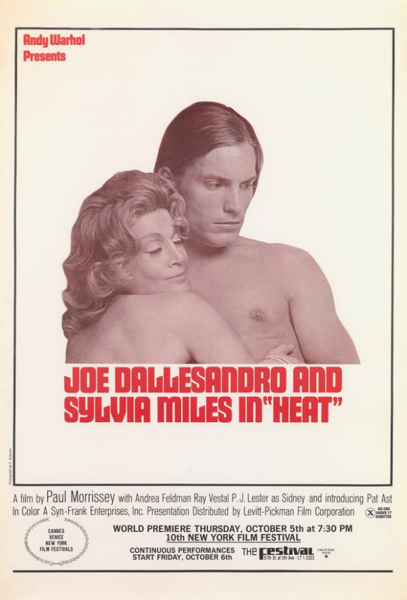 Sylvia Miles dans les bras de Joe Dallesandro dans "Heat" de Paul Morrissey, produit par Andy Warhol, en 1972.