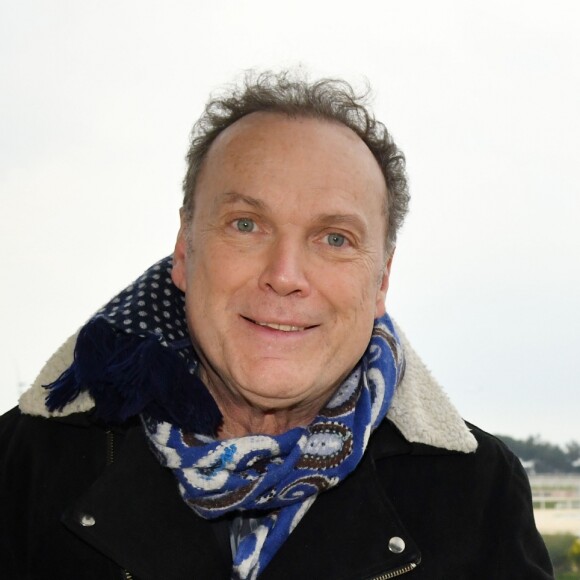 Exclusif - Julien Lepers - Journée caritative au profit de la Fondation Claude Pompidou à l'Hippodrome de la Côte d'Azur à Cagnes-sur-Mer, le 10 février 2019. La Fondation Claude Pompidou vient en aide depuis 1970 aux personnes fragilisées par la maladie, le handicap et le grand âge. La recette des entrées sur le champ de course lui sera intégralement reversée à cette occasion. Par ailleurs, des tables dans le salon panoramique Massena ont été commercialisées auprès d'entreprises azuréennes au bénéfice de la Fondation. La Fondation détient un de ses plus grands centres d'accueil, d'hébergement, de soins, d'enseignement et de recherche sur la maladie d'Alzheimer à Nice. La Société des Courses de la Côte d'Azur a baptisé une course de la journée "Prix Fondation Claude Pompidou". © Bruno Bebert/LMS/Bestimage