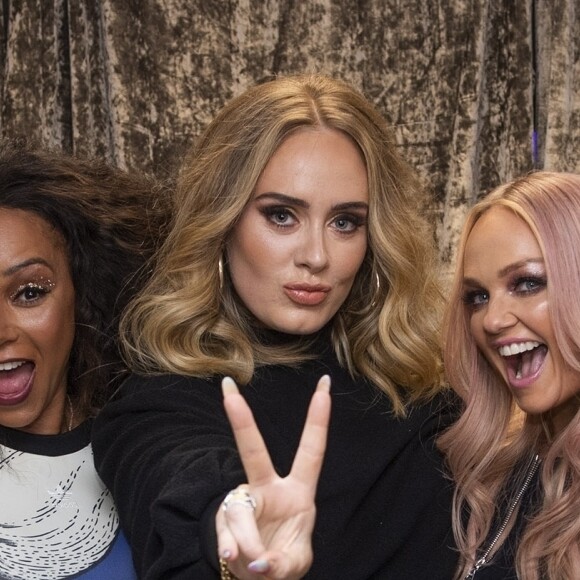 Adele rencontre les Spice Girls, Emma Bunton, Mel B (Melanie Brown), Melanie C (Melanie Chisholm), Geri Horner (Geri Halliwell), en backstage de leur dernier concert dans le cadre de leur tournée Spice World UK au stade de Wembley à Londres, Royaume Uni, le 16 juin 2019.