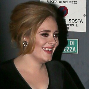 La chanteuse Adele rencontre ses fans lors de son arrivée à Milan en Italie le 4 décembre 2015.