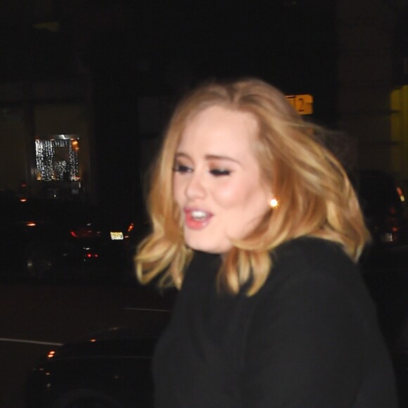 La chanteuse Adele arrive au Morimoto restaurant au Chelsea Market à New York, le 25 novembre 2015. Elle s'est ensuite rendu chez Nobu dans le quartier de Tribeca avant de rentrer à son hôtel. © CPA / Bestimage