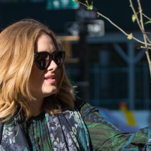 La chanteuse Adele rencontre ses fans dans la rue à New York, le 25 novembre 2015. Elles est à New York pour la promotion de son nouvel album.