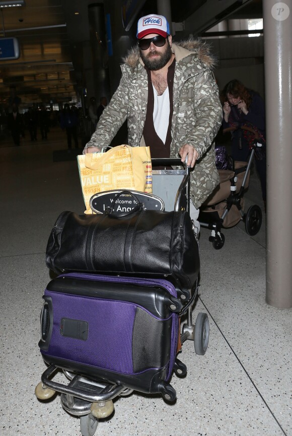 Adele, Simon Konecki, et leur fils Angelo a l'aeroport de Los Angeles. Adele cache le petit derriere une couverture blanche. Le 2 mars 2013.