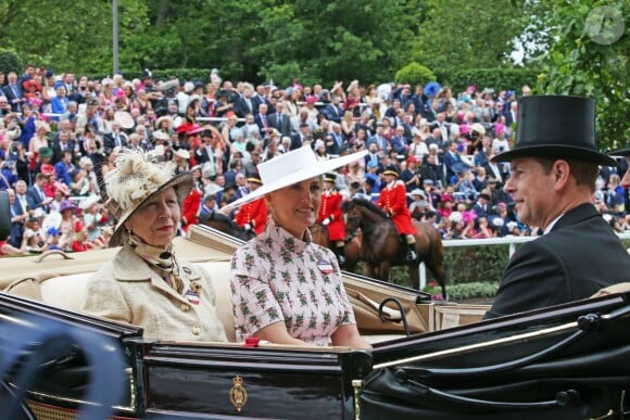 La princesse Anne, la comtesse Sophie de Wessex et le prince Edward, comte de Wessex, au Royal Ascot le 18 juin 2019.