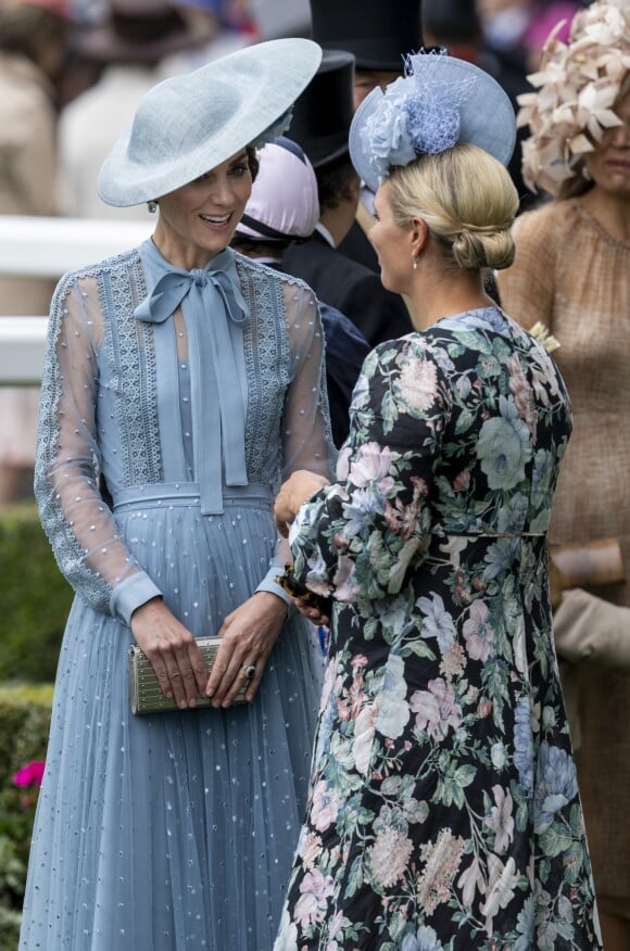 Kate Middleton, duchesse de Cambridge (en robe Elie Saab), et Zara Phillips (Tindall) au Royal Ascot le 18 juin 2019.
