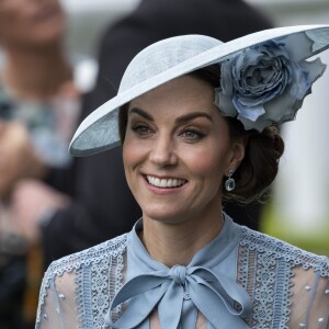 Kate Middleton, duchesse de Cambridge (en robe Elie Saab) au Royal Ascot le 18 juin 2019.