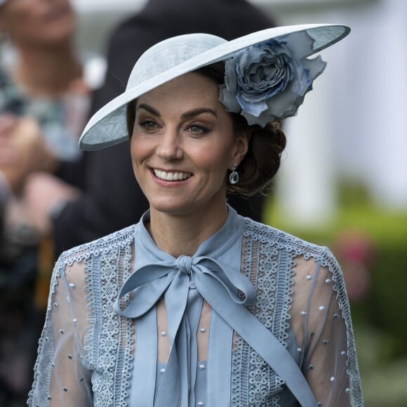 Kate Middleton, duchesse de Cambridge (en robe Elie Saab) au Royal Ascot le 18 juin 2019.