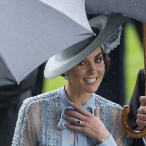 Kate Middleton, duchesse de Cambridge (en robe Elie Saab) au Royal Ascot le 18 juin 2019.