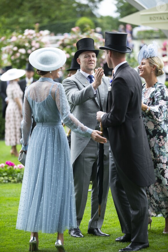 Kate Middleton, duchesse de Cambridge (en robe Elie Saab), et le prince William retrouvant Mike Tindall et Zara Phillips au Royal Ascot le 18 juin 2019.