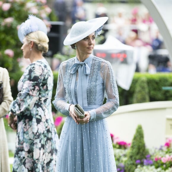 Kate Middleton, duchesse de Cambridge (en robe Elie Saab), et Zara Phillips (Tindall) au Royal Ascot le 18 juin 2019.