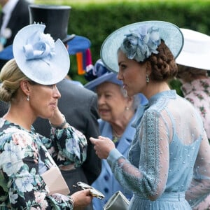 Kate Middleton, duchesse de Cambridge (en robe Elie Saab), avec la princesse Eugenie d'York et Zara Phillips (Zara Tindall) au Royal Ascot le 18 juin 2019.