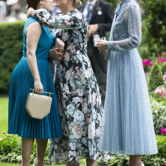 Kate Middleton, duchesse de Cambridge (en robe Elie Saab), avec la princesse Eugenie d'York et Zara Phillips (Zara Tindall) au Royal Ascot le 18 juin 2019.