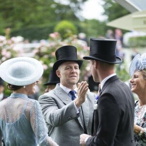 Kate Middleton, duchesse de Cambridge (en robe Elie Saab), et le prince William retrouvant Mike Tindall et Zara Phillips au Royal Ascot le 18 juin 2019.