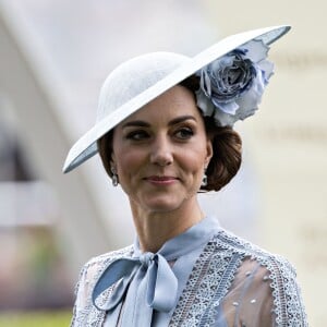 Kate Middleton, duchesse de Cambridge (en robe Elie Saab) au Royal Ascot le 18 juin 2019.