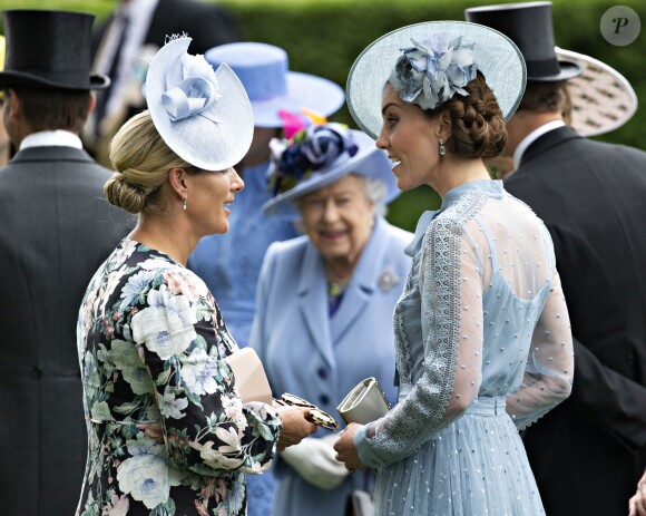 Kate Middleton, duchesse de Cambridge (en robe Elie Saab), et Zara Phillips, observées par la reine Elizabeth II, au Royal Ascot le 18 juin 2019.