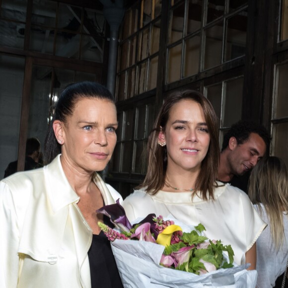 Pauline Ducruet émue avec sa mère la princesse Stéphanie de Monaco lors du défilé de la première collection de sa marque de vêtements Alter Designs, printemps-été 2020, à La Cartonnerie à Paris le 18 juin 2019. © Cyril Moreau/Bestimage